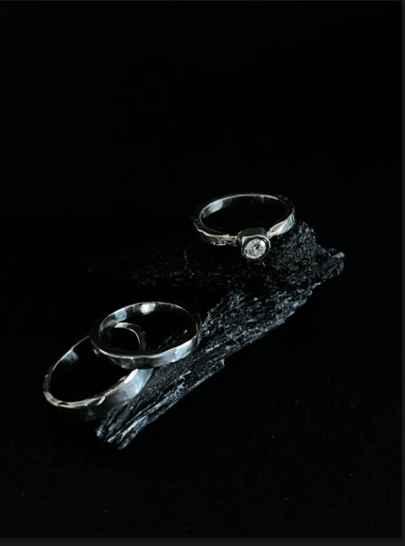 Trio — Solitário e duas alianças marteladas, feitos como conjunto